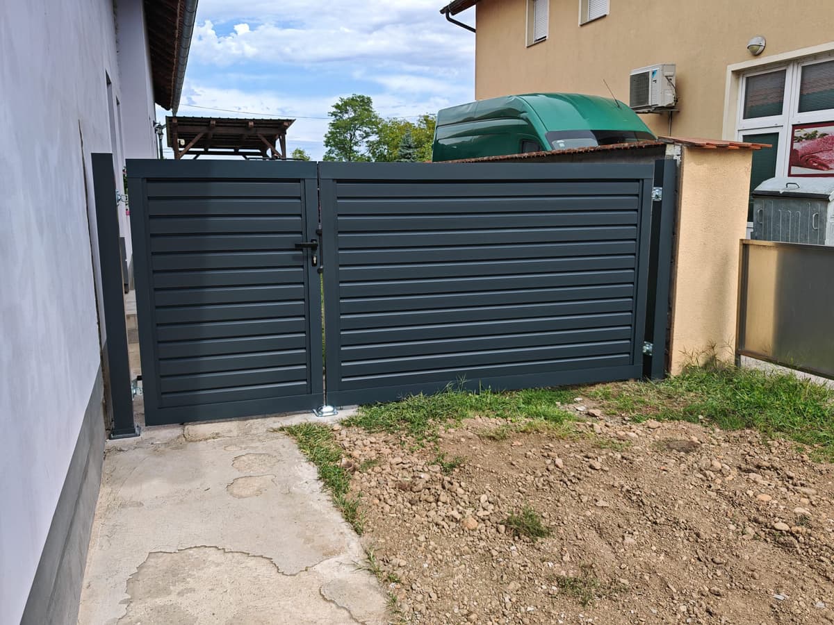 aluminijska-antracit-dvorisna-ograda-2 Moderna aluminijska dvorišna ograda u antracit boji