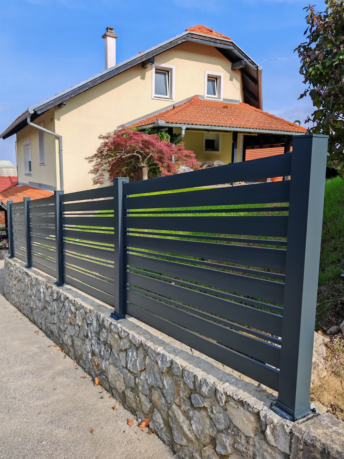 Aluminijska dvorišna ograda antracit Aluminijska dvorišna ograda u antracit boji